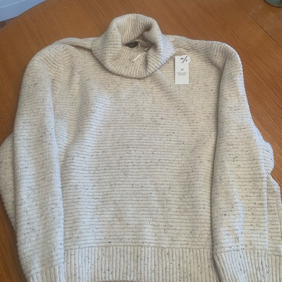 NWT Oversized Denver Hayes sweater - Picture 2 of 4